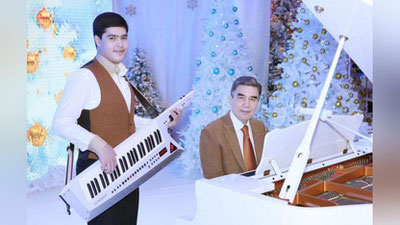 'Turkmaniston Prezidenti yangi yil bazmida nevarasi bilan qo`shiq kuyladi (video)'ning rasmi