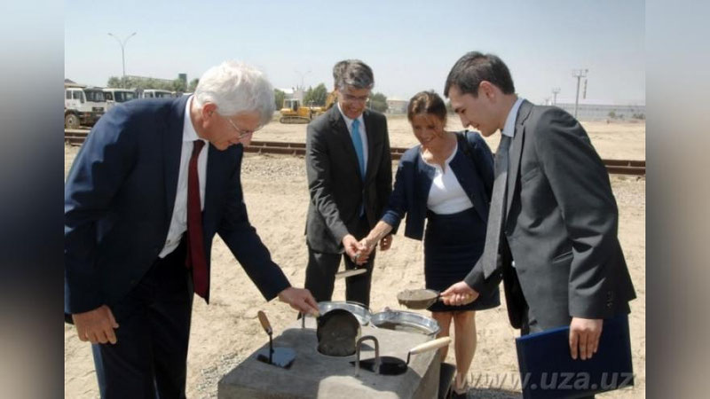 'JIZZAXDA "UZBEKISTAN PEUGEOT CITROEN AUTOMOTIVE" AVTOMOBIL ZAVODI QURILIShI BOShLANDI'ning rasmi