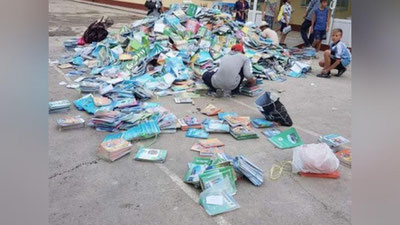 Изрображение 'ДИРЕКТОР ШКОЛЫ, ВО ДВОРЕ КОТОРОЙ ВЫСЫПАЛИ УЧЕБНИКИ, УВОЛЕНА'