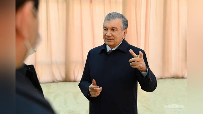 'Prezident Olmaliqdagi o`quvchilardan kelajakda kim bo`lishi haqida insho yozib, o`ziga yo`llashini so`radi'ning rasmi