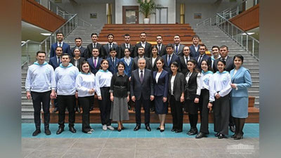 Изрображение 'Глава государства побеседовал с наманганской молодежью'