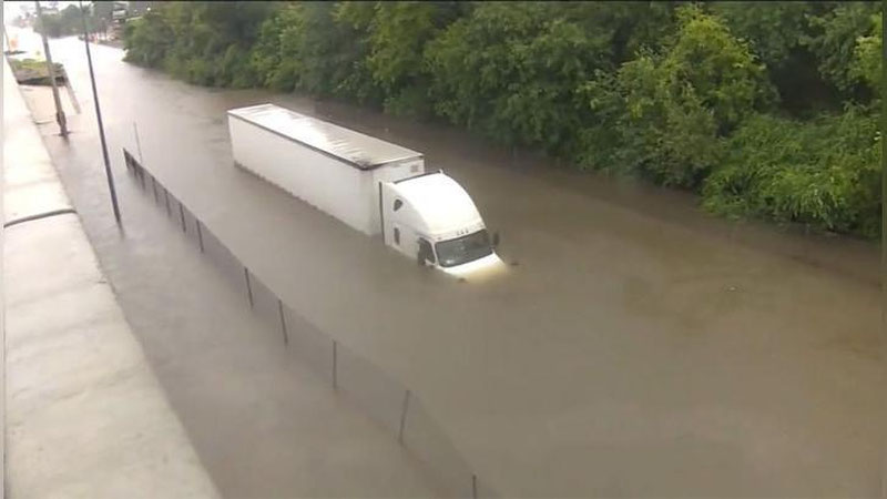 'JONLI EFIRNI OLIB BORAYoTGAN TELEJURNALIST AYoL ChO`KAYoTGAN YuK MAShINASI HAYDOVChISINI QUTQARDI'ning rasmi