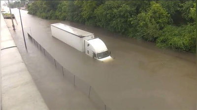 'JONLI EFIRNI OLIB BORAYoTGAN TELEJURNALIST AYoL ChO`KAYoTGAN YuK MAShINASI HAYDOVChISINI QUTQARDI'ning rasmi