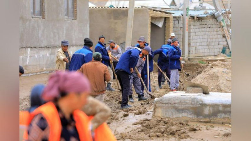 'Qumqo`rg`ondagi seldan talofat ko`rgan mahallalarga 10 mingga yaqin hasharchi jalb etildi'ning rasmi