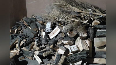 Изрображение 'В Самарканде охранник мечети заготовил дрова из растущего во дворе дерева и был оштрафован'