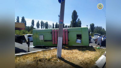 Изрображение 'В результате ДТП в Ташкенте опрокинулся автобус ISUZU'