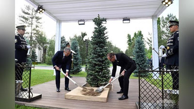 'Malayziya Bosh vaziri xiyobonga daraxt ekdi'ning rasmi