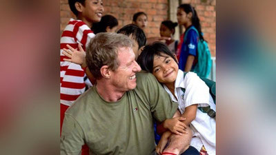 'КАМБОЖАЛИК БОЛАЛАРГА ЁРДАМ БЕРИШ УЧУН ИШДАН БЎШАГАН ГОЛЛИВУД КИНОСТУДИЯСИНИНГ РАҲБАРИ 'ning rasmi