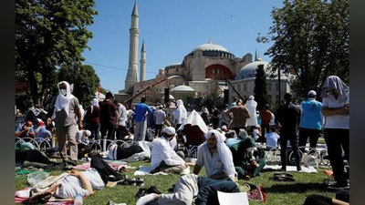 'Ayo Sofiyada 86 yillik tanaffusdan keyin minglab musulmonlar ishtirokida ilk juma namozi o`qildi'ning rasmi