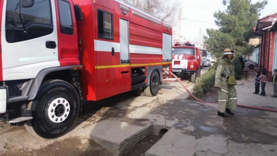 'Жиззахлик ўт ўчирувчилар ёнаётган хонадон ичидан 19 ёшли қизни қутқариб қолди'ning rasmi