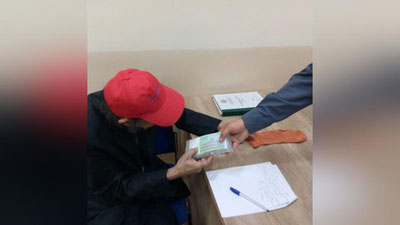 Изрображение 'Сотрудники ташкентского метро вернули пенсионеру потерянные на станции деньги'