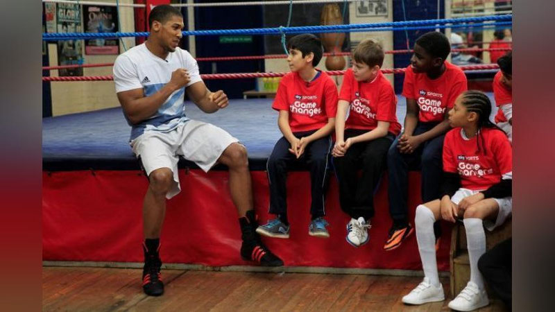 'Жошуа бокс билан шуғулланишни бошлаган илк залига автобус совға қилди'ning rasmi