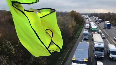 'Fransiyada “sariq jiletlar” nomli norozilik namoyishlari davom etmoqda 'ning rasmi