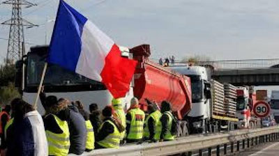 'Fransiyada “Sariq jiletlar” avtomagistrallarni to`sib qo`yishdi 'ning rasmi