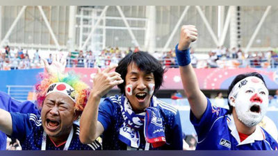 'Yaponiya terma jamoasi muxlislari matchdan so`ng stadiondagi chiqindilarni yig`ishtirib olishdi (Video)'ning rasmi