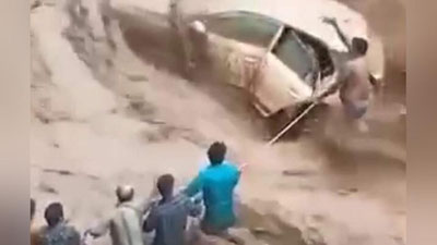 Изрображение 'В Индии мужчины выстроились в цепь, чтобы спасти женщину от утопления (видео)'