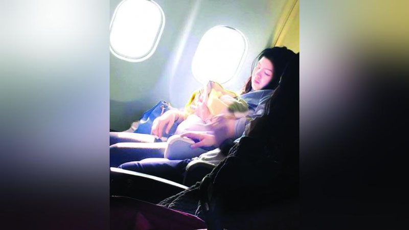 'Cамолётда туғилган қизалоққа авиакомпаниядан ажойиб совға'ning rasmi