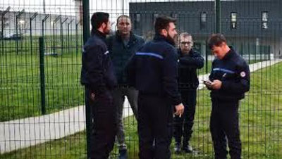 'Fransiyada qamoqxona xodimlari ish tashlashmoqda 'ning rasmi