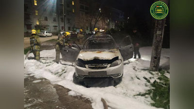 Изрображение 'В ташкентском дворе ночью сгорела "Ласетти"'