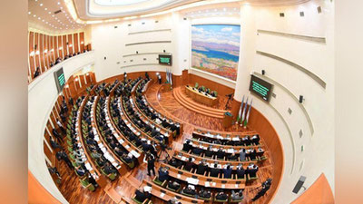 'Senatning yigirma to`rtinchi yalpi majlisi o`z ishini boshladi. Majlis to`g`ridan-to`g`ri translyasiya qilinmoqda'ning rasmi
