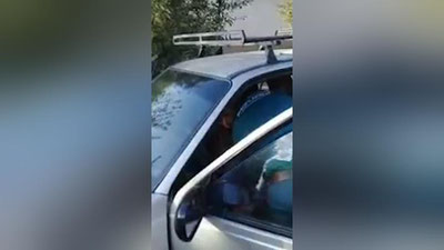 'Namanganda IIB xodimlari haydovchiga kuch bilan tibbiy niqob taqdirmoqchi bo`ldi. Vaziyatga rasmiylar oydinlik kiritdi (video)'ning rasmi