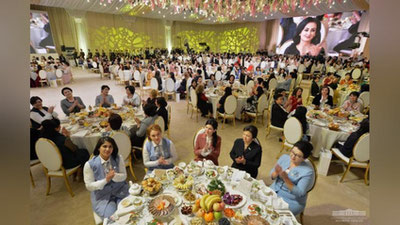 Изрображение 'Президент поздравляет женщин: фото с праздничного мероприятия'