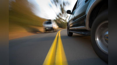 'Mashinada yuqori tezlikda harakatlanish oqibatida vafot etgan haydovchi o`z joniga qasd qilgan maqomida bo`ladi'ning rasmi