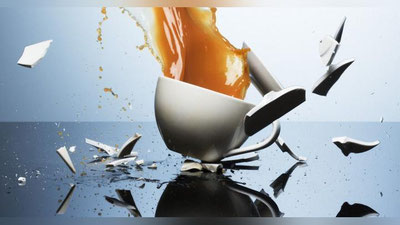 Изрображение 'Платить ли за разбитую посуду в кафе?'