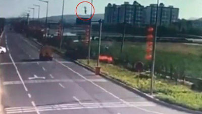 Изрображение 'МОМЕНТ КРУШЕНИЯ ИСТРЕБИТЕЛЯ В КИТАЕ ПОПАЛ НА ВИДЕО'