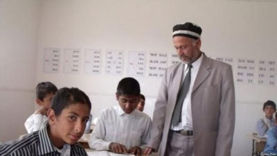 'Tojikiston lo`lilarining farzandlari maktab ta`limini olishga intilmoqda'ning rasmi