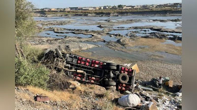 Изрображение 'В Самаркандской области водитель грузовика уснул за рулем и перевернулся'