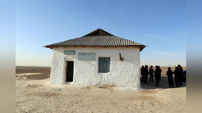 '"Ssenariy" asosida tasvirga olingan". Qamashidagi 4 nafar o`quvchi o`qiydigan maktab yopildi'ning rasmi