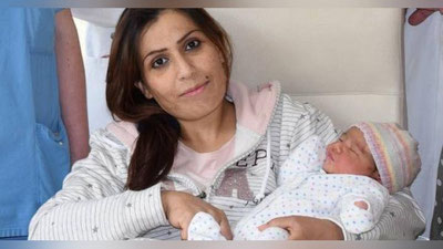 '​СУРИЯЛИК МУҲОЖИРЛАР ФАРЗАНДИНИ АНГЕЛА МЕРКЕЛЬ, ДЕБ АТАДИ'ning rasmi