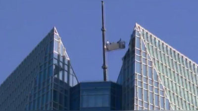 Изрображение 'МОЙЩИКИ ОКОН В США СТАЛИ ЗАЛОЖНИКАМИ СМЕРТЕЛЬНОГО АТТРАКЦИОНА (ВИДЕО)'