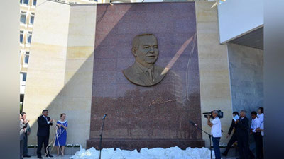 'Birinchi Prezidentga qo`yilgan xotira barelefining ochilish marosimi bo`lib o`tdi'ning rasmi