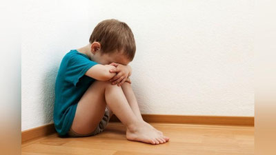 'Toshkentdagi bog`chada bolalar uxlamagani uchun oyog`iga igna tiqqan tarbiyachilarga sud hukmi o`qildi'ning rasmi