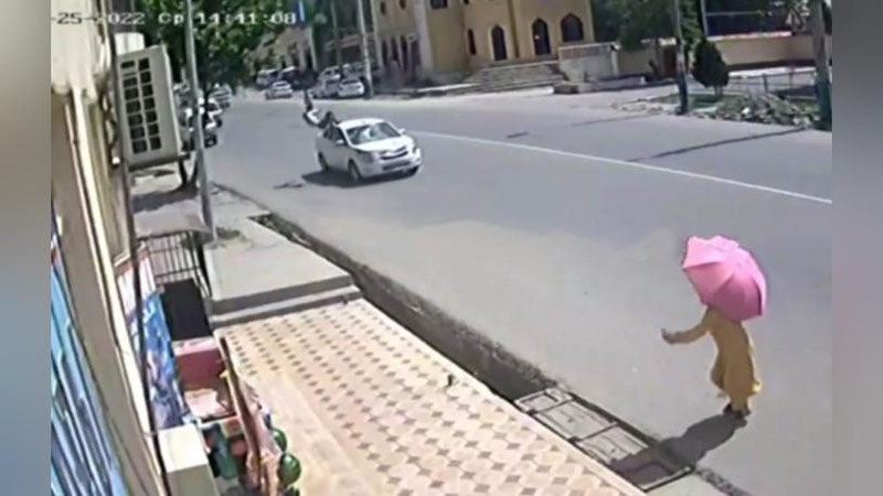 Изрображение 'Наезд "Кобальта" на подростка в Ургуте попал на видео'