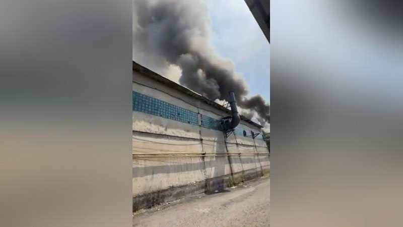 Изрображение 'В Яшнабадском районе Ташкента горит мебельный цех (видео)'