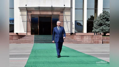 Изрображение 'Президент Узбекистана отбыл в Медину'