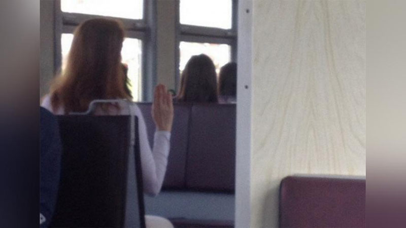 'Электропоезддаги қизнинг ғалати қилиғи ижтимоий тармоқни жунбушга келтирди'ning rasmi