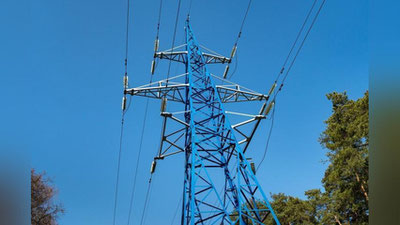 Изрображение 'В Бектемирском районе женщина забралась на стойку линии электропередач и угрожала сброситься'