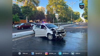 Изрображение 'В Ташкенте водитель "Кобальта", разогнавшись по проспекту Бунедкор, снес фонарный столб'