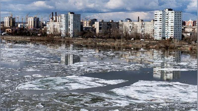 '​Omsk shahar markazidagi ko`lmaklardan birida eshkakchi qayiqda suzdi'ning rasmi