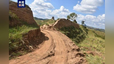 Изрображение 'В КНР пара разрушила экскаватором участок Великой Китайской стены, чтоб "сократить путь"'