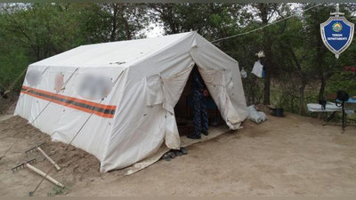 Изрображение 'В Муйнаке трое молодых людей избили спящих в палатке агрономов'