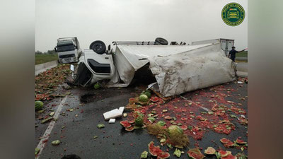 Изрображение 'Страшное ДТП на трассе в Джизаке: погибли водитель и пассажир грузовика (фото)'