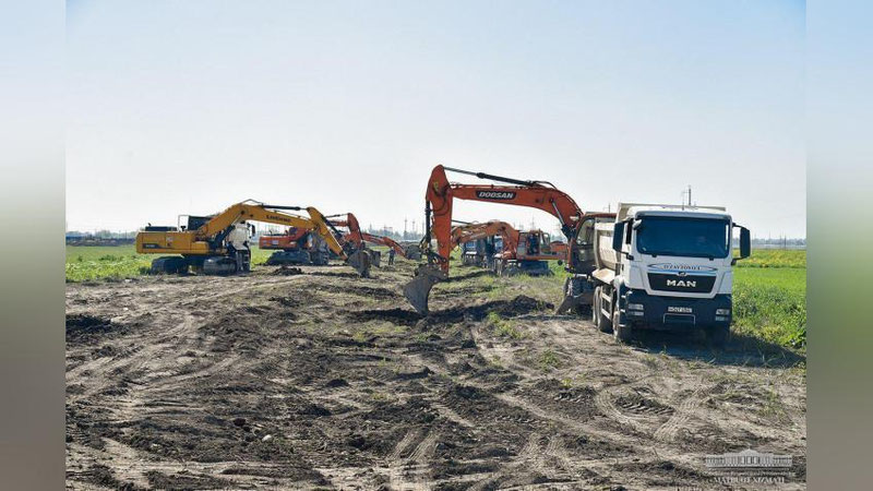 Изрображение 'Для перевозки строительных бригад к месту работы выдадут разовое разрешение'