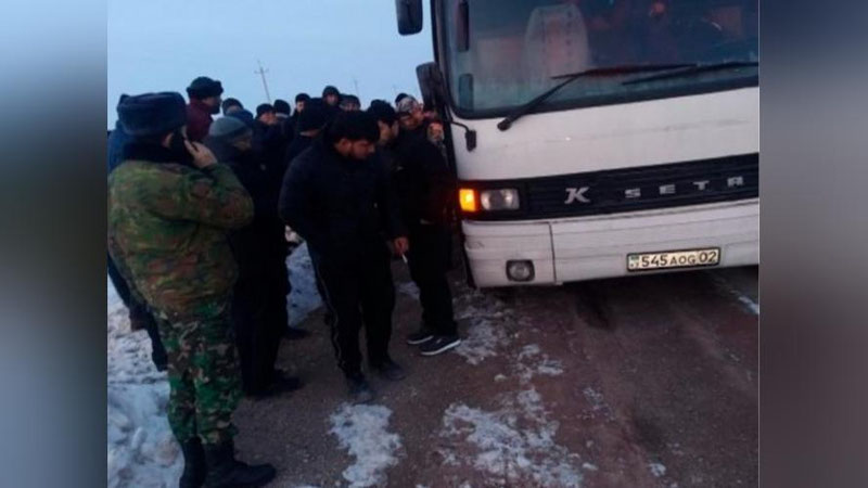 Изрображение 'Ехавшие из Узбекистана пассажиры автобуса застряли в Жамбылской области Казахстана'