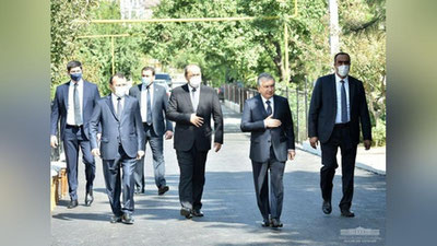 Изрображение 'Президент Узбекистана посетил дом покойного Уктама Барноева'