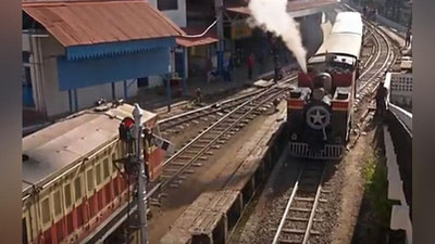 'Ҳиндистонда сайёҳлар 113 йиллик эски паровозда сайр қилишмоқда'ning rasmi